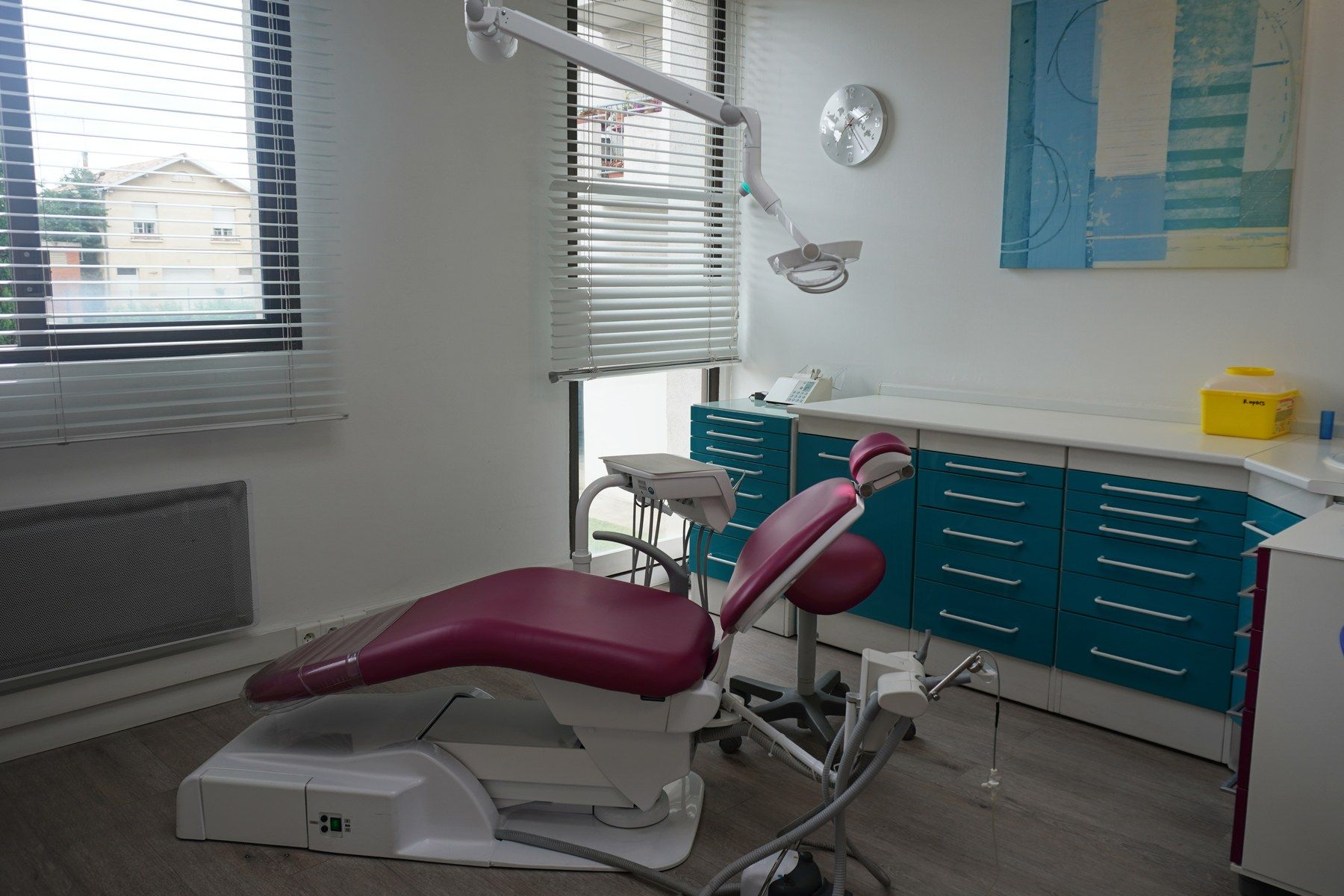 Salle de soins avec vue sur rue, cabinet d'orthodontie à Toulouse Minimes