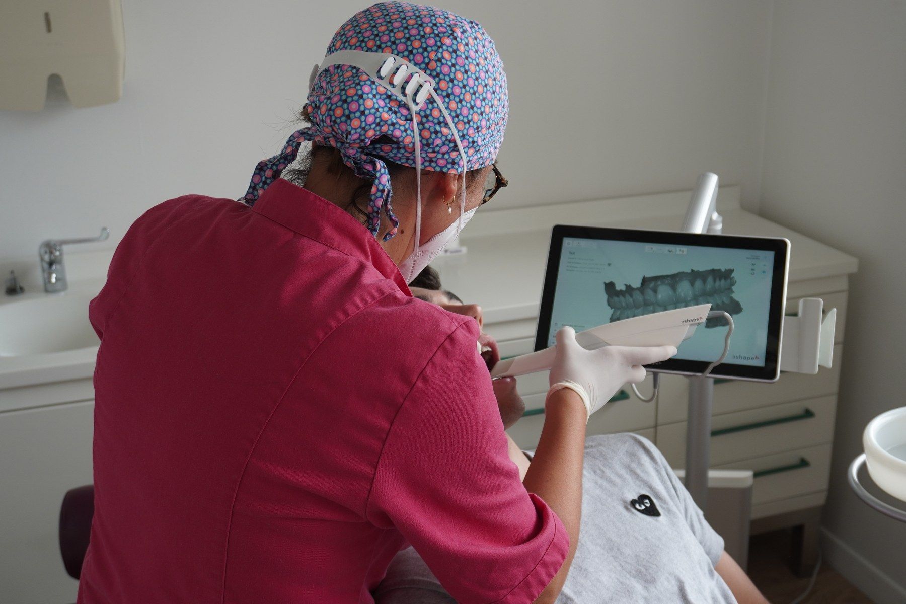 Prise d'empreinte au scanner optique 3D, cabinet d'orthodontie du Dr Ropars à Toulouse